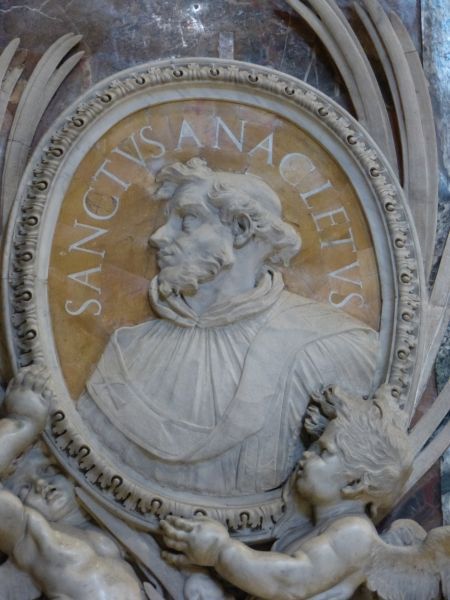 De traditie maakt onderscheid tussen de pausen Anacletus en Cletus. Historisch gesproken lijkt het om dezelfde persoon te gaan. Zoals afgebeeld in de gaanderij van heilige pausen.