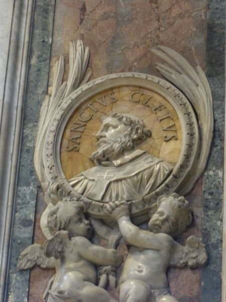 De kunstenaar van galerij der heilige pausen in de Sint-Pieter. volgt de traditie die onderscheid maakt tussen Anacletus en Cletus. Historisch zou het om dezelfde persoon gaan. Zoals afgebeeld in de gaanderij van heilige pausen.