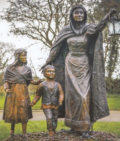 Standlbeeld van Nano Nagle in haar geboorteplaats Ballygriffin, Ierland. Ter plaatse wordt ze ook vereerd als 'de vrouw met de lantaarn' .