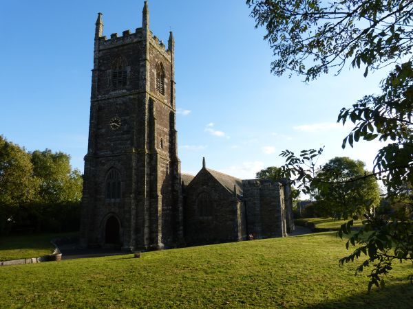 De imposante kerk van St-Newlina uit de 16e eeuw in het uiterst kleine dorpje Newlyn-East.