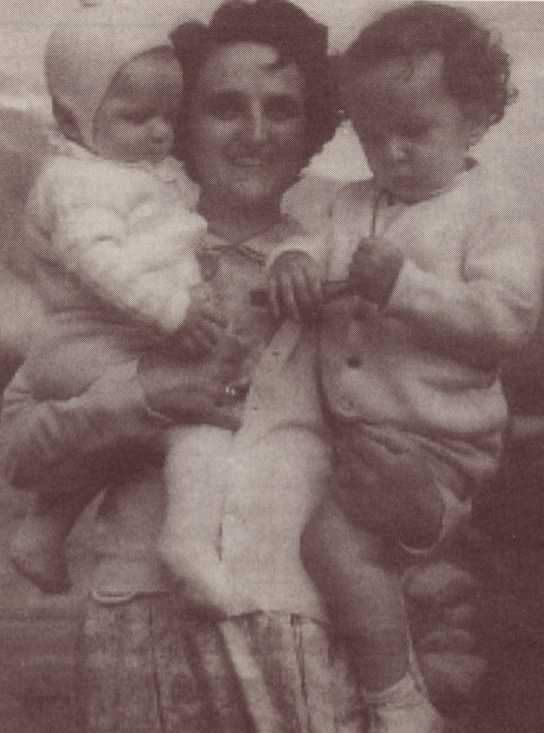 Onderschrifft: Jeanne Beretta-Molla met haar twee eerste kinderen.