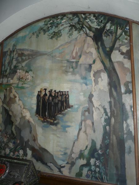 Staande op een kruis maken de monniken onder leiding van Forannan de overtocht van Schotland naar het vaste land.