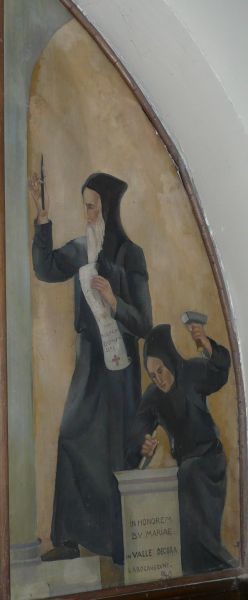 Forannan en zijn monniken bouwen een klooster op de oever van de Maas. Op de banderol van Forannan staat:'Zij bouwden een Godshuis.'. Op de steen die de monnik bewerkt: 'Zij werkten ter ere van de Heilige Maagd Maria in het Schone Dal.'.