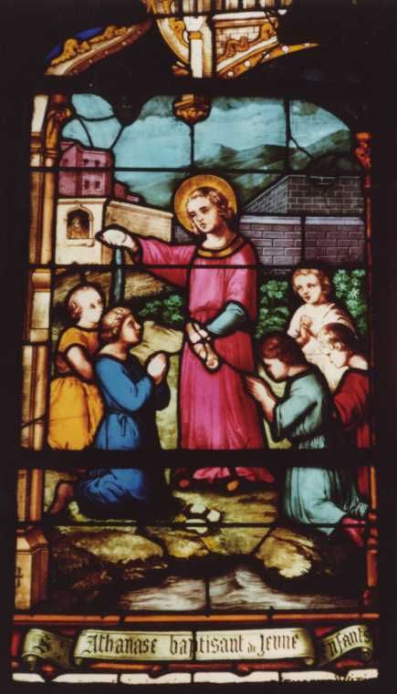Glasvenster. Athanasius doopt kleine kinderen.