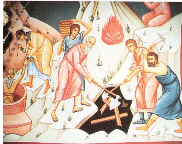 De drie kruisen worden opgegraven. Links wordt de onwillige jood Judas uit de put getrokken.