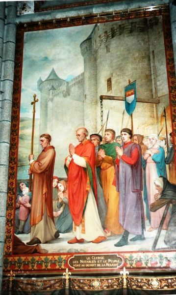 De bevolking van Quintin trekt de stad uit, de reliekschrijn tegemoet.