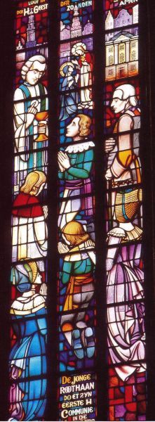 Jan doet zijn Eerste Heilige Communie in de toenmalige Krijtbergkerk (de gevel boven het hoofd van de staande man: de huidige pastorie).