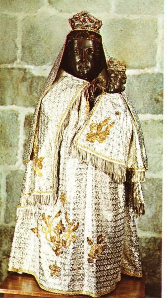 Het miraculeuze Madonnabeeldje van Mauriac met kroon en feestelijk gewaad.