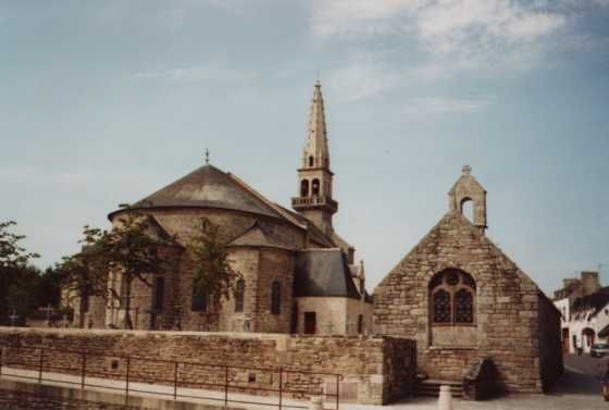 Kerk met ossuarium ('knekelhuis').