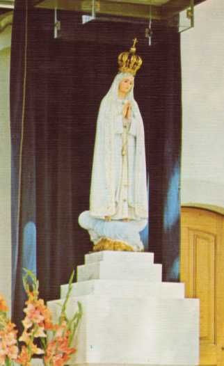 Het beeld van O.L.V. van Fátima in de kapel.