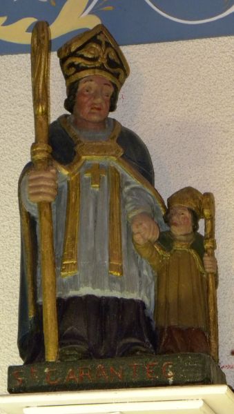 Carantec, afgebeeld als leermeester van Ténénan die naast hem staat als mini-heilige, aangeduid door de mijter op zijn hoofd.