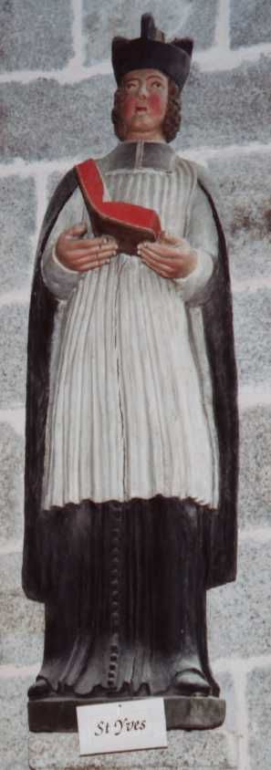 Herkenbaar aan bonnet (universitaire meestertitel), priesterschap en boek.