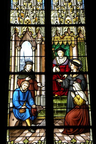 tegenover hem, neergezegen en wegkijkend, de bedrieger. Ca 1900, glasschilderkunst Frankrijk, Bretagne, Ploudaniel, St-Yves