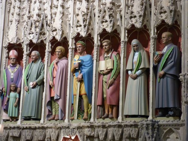 In 2015 werd achter het hoofdaltaar van Saint-Albanus' kathedraal een beeldengroep van 7 martelaren geplaatst uit verschillende christelijke denominaties: Albanus in het midden, met rechts van hem de priester die hij wilde beschermen: Amfibalus. Verder v.l.n.r: Oscar Romero, vermoord, omdat hij opkwam voor de armen: R.K. bisschop van San Salvador (1980; fesst 24 maart) Alban Roe (+ 1642; sterfdag 21 januari), benedictijn en priester; vermoord door fanatieke anglicanen. naast Amfibalus en Albanus: George Tankerfield (+ 1555; sterfdag 26 augustus), protestants martelaar onder fanatieke katholieken. Elisabeth Romanova (+ 1918; feest 18 juli), kloosterzuster actief in werken van barmhartigheid, maar als lid van de tsarenfamilie vermoord door fanatieke bolsjewieken. Dietrich Bonhoeffer (+ 1945; sterfdag 9 april). Protestants dominee, vermoord door fanatieke nazi's. Vervaardigd door Rory Young en geplaatst in 2015.