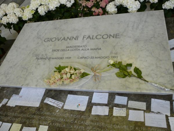 Het graf van Giovanni Falcone wordt nog altijd vereerd, getuige de bloemen en de talloze gebedsbriefjes. (foto genomen op 6 juni 2019)