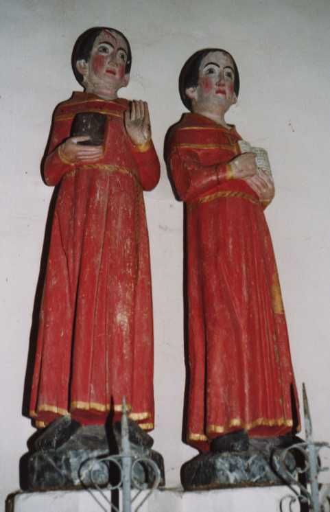Gaat het om twee beelden van Drédeno zelf om twee jeugdige martelaren? In dat laatste geval zouden het Donatianus en Rogatianus kunnen zijn.