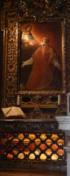 Gedachteniskapel Filippus Neri. beneden: glazen kist; boven: als priester gekleed in kazuifel, in gebed voor Maria met Kind. Vóór 1640, Reni, schilderij.