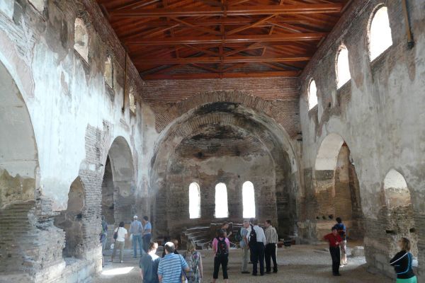Kerkzaal van het Eerste Oecumenische Concilie van binnen. Achterin de apsis met trappetjes omhoog vanwaar de vergadering werd voorgezeten.