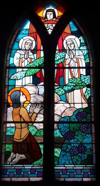 Jeanne d' Arc hoort de stemmen van de aartsengel Michaël (midden achter) en van de heiligen Margareta en Catharina (links en rechts).