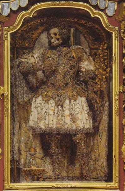Reliekschrijn van Gratianus van Perugia. Duisland, Waldassen, Stiftsbasilika.