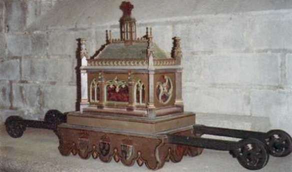 Reliekschrijn op de processiedraagstoel. Frankrijk, Bretagne, Locronan, Église St-Ronan.