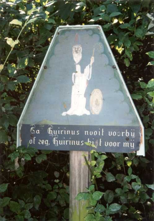 Bord bij St-Quirinuskapel.