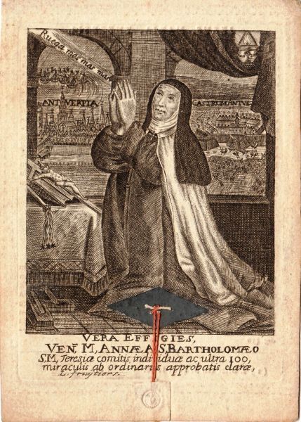 Anna van St Bartolomeus: 'medewerkster van Teresia [van Avila] ; heeft al meer dan 100 wonderen op haar naam staan'. Compleet met reliek (draadje). Op de achtergrond Antwerpen (links) en de Karmel (rechts). Uit de hemel het verzoek om 'meer, meer, meer'.
