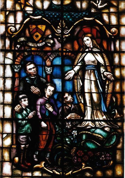Poppe beveelt Vlaamse jeugd aan aan Maria. Boven hem de tekst 'Deus caritas est' (God is liefde)
