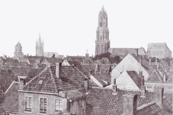 Links van de toren van de Nieuwe Kerk: het torentje van de kerk aan de Oude Langendijk. Nog verder naar links de toren van het stadhuis. Uit boek door Ab Warffemius: '400 JAAR KERKEN IN 'De PAPENHOEK De Maria van Jessekerk en haar voorgangers' (p 31) ISBN 90-9019728-1.