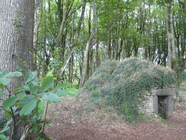 In de buurt van Lanrivoaré houdt men midden in het bos een plek in ere waar volgens de overlevering Sint Hervé zijn kluizenarij bewoonde. De cel lag half verscholen in de grond.