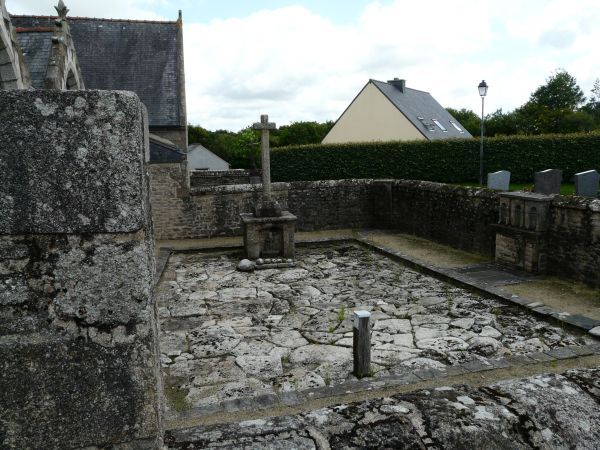 In Lanrivoaré wijst men aan de voet van de Calvaire op het kerkhof nog altijd zeven stenen aan die terug zouden gaan op Hervé. Het waren broden van een bakker die weigerde hem een aalmoes te geven. Voor straf veranderde de heilige de broden van de man in stenen. De zes kleine broden en het ene grote veranderden in stenen.