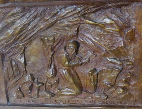 Calogerus in zijn kluizenarij (achter hem het hert) Ca 1925(?), houtsculptuur