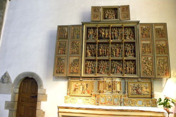 In de plaatselijke kerk van Crozon, in het uiterste westen van Bretagne, wordt een prachtig retabel bewaard, waarop het hele verhaal in vijfentwintig panelen van houtsnijwerk staat afgebeeld. Ergens is het jaartal 1624 te lezen, maar men vermoedt dat dat is aangebracht bij een restauratie of inkadering. Vermoedelijk is het kunstwerk zelf ruim honderd jaar ouder. De kunstenaar volgt niet alleen nauwkeurig het relaas. Hij voegt er een dimensie aan toe die door het verhaal wel wordt ingegeven, maar niet zo nadrukkelijk wordt verteld. Hij presenteert het hele gebeuren als een ware afspiegeling van Jezus' lijdensverhaal. Dat begint al met het extra paneeltje van de communie. Dat vertelt het verhaal niet, maar herinnert aan het Laatste Avondmaal. Vervolgens laat de kunstenaar zien hoe het leger voor de landvoogd wordt gedaagd, door een engel wordt gesterkt, naar de plek van terechtstelling wordt gesleept zonder dat het zich verweert, hoe het wordt ontkleed (!), met doornen gekroond (!), bespot met rietstengel in de hand (!), met lansen wordt doorstoken (!); hoe het zelf het kruis moet dragen, aan het kruis wordt genageld en sterft. Het is alsof we naar een veelvoud van Jezus' portretten zitten te kijken. Dat is precies wat de kunstenaar wilde afbeelden: ze zijn andere Christussen ('alteri Christi') geworden. Zouden we in de strijd die deze mannen moeten voeren eigenlijk een beeld moeten zien van de strijd die wij, gelovigen, te voeren hebben in het leven, en welke beproevingen ons daarbij te wachten staan? Hoe kwaad en dood slechts overwonnen worden zoals Jezus ons dat heeft voorgedaan? En hoe wij daarbij door de hemel worden gesterkt en aldus naar de overwinning worden geleid?