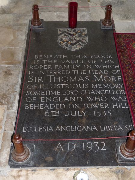 Steen boven de grafkelder van de Roperfamilie. William Roper was getrouwd met Margaret More, dochter van Sir Thomas. De schedel van Sir Thomas werd later in een loden kist in dit graf bijgezet.