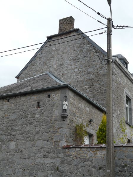 Hoog tegen de gevel van de pastorie in Onhaye, Ardennen; Walter van Onhaye, België;