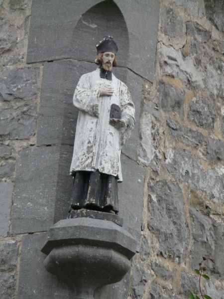 Hoog tegen de gevel van de pastorie in Onhaye, Ardennen; Walter van Onhaye, België;