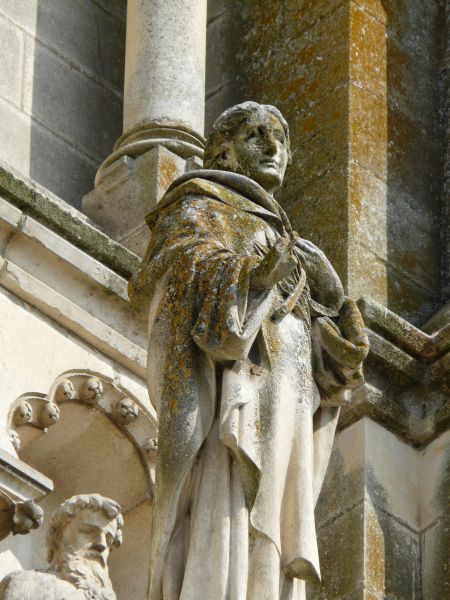 Perseveranda als bekroning van de topgevel buiten aan de ingang van de naar haar genoemde kerk (met de martelaarspalm van de overwinning).