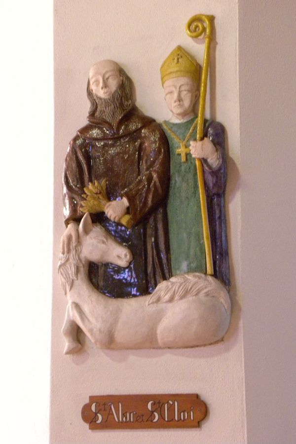 ± 1960(?), houtsculptuur In de plaatselijke kerk van Roscanvel op het schiereiland van Crozon (Finistère) vinden we de beide heiligen naast elkaar afgebeeld: Alar met korenaren in de hand; aan de voeten van beide heiligen ligt een paard. Links: Alar, rechts: Eloï.