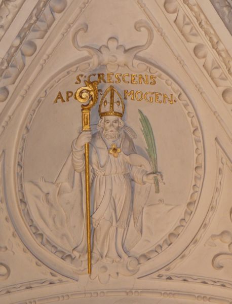 Overeenkomstig met de traditie wordt Crescens hier afgebeeld als apostel van Mainz.