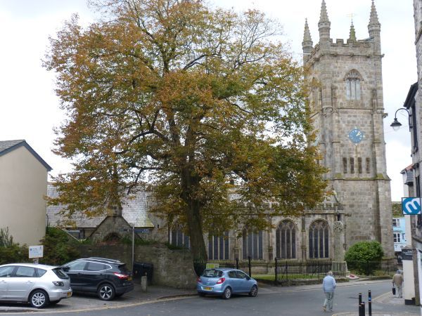 De kerk van St-Austell, tegenwoordig toegewijd aan de Heilige Drie-Eenheid, vroeger aan Sint Austell
