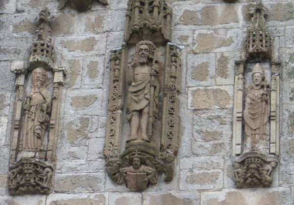 Sint Austell (links) met Sint Méen (rechts) aan weerszijden van de verrezen Christus (midden).
