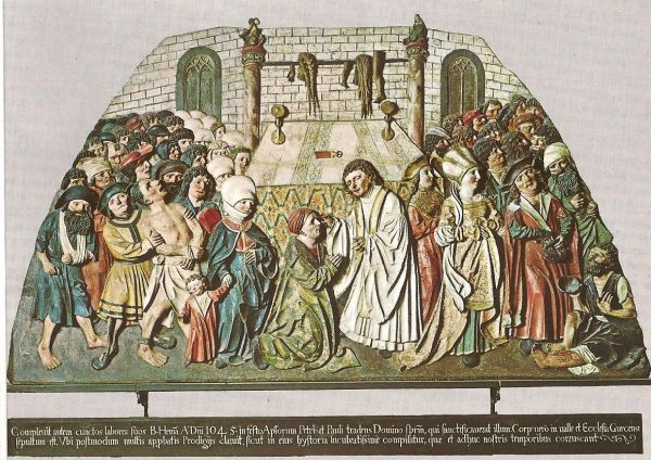 Hulpbehoevenden zoeken genezing middels aanraking met Hemma's ring die de priester hun voorhoudt. Rechts gaan ze genezen en overgelukkig weer heen...
