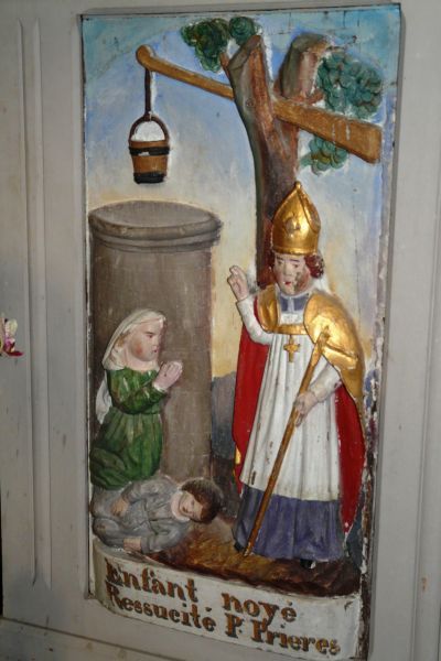 In put verdronken kind ten leven gewekt krachtens gebed. Frankrijk, Bretagne, Finistère, Goulven, Egl. St-Goulven, portaal.