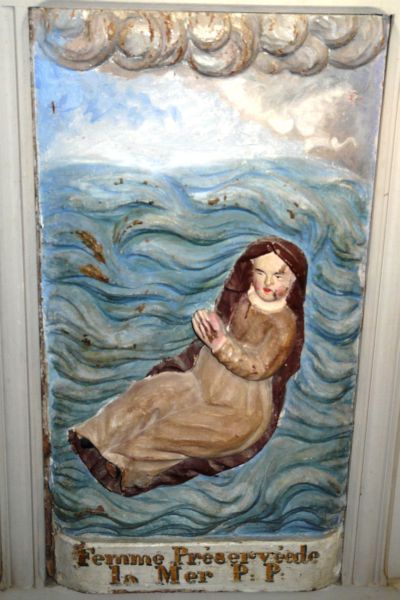 Vrouw uit zee gered krachtens gebed. Frankrijk, Bretagne, Finistère, Goulven, Egl. St-Goulven, portaal.