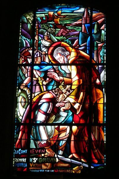 Hertog Even bedankt Sint Goulven voor het behalen van de overwinning op de Normandiërs. ± 1930(?), glasschilderkunst.