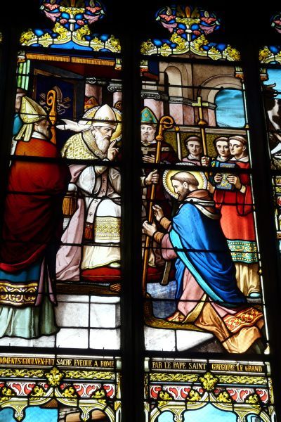 Hoe Sint Goulven te Rome door paus Sint Gregorius de Grote tot bisschop werd gewijd. [Historisch waarschijnlijk onjuist: beter paus Pekagius I). Frankrijk, Bretagne, Finistère, Goulven, Egl. St-Goulven, portaal.