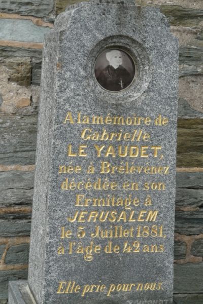 Gedenksteen aan de ingang van de kerk te Brélévénez, thans buitenwijk van Lannion. 'Ter herinnering aan Gabrielle Le Yaudet, geboren te Brélévénez, gestorven in haar kluizenarij te Jeruzalem 5 juli 1881, 42 jaar oud'