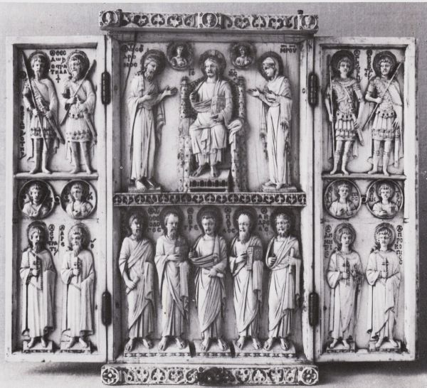Midden boven: Deësis (Maria en Johannes de Doper smeken om barmhartigheid bij Laatste Oordeel) Midden onder: v.l.n.r.: Johannes Evangelist, Petrus, Paulus en Andreas Linkerpaneel boven: Theodorus Tyro en Theodorus Stratelates Rechterpaneel boven: Georgius en Eustachius Medaillons linkerpaneel: Mercurius en Thomas Medaillons rechterpaneel: Filippus en Panteleimon Linkerpaneel beneden: Eustratius en Arethas Rechterpaneel beneden: Demetrius en Procopius