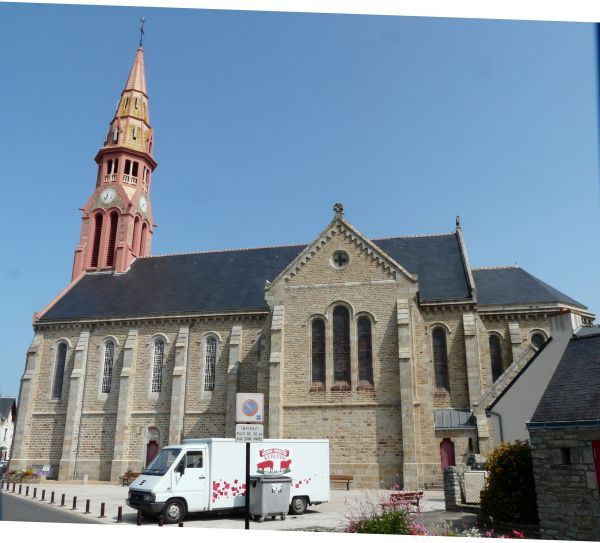 De gekleurde torenspits van de kerk.