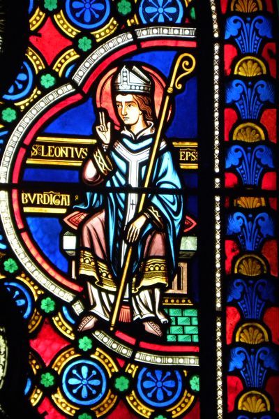 Er waren in de 6e eeuw twee bisschoppen van Bordeaux die Leontius heette. Aangezien de kunstenaar de naam Leontius niet specifieert kan de afbeedling betrekking hebben op beide bisschoppen van die naam.